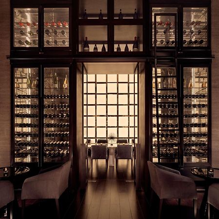 Grand Hyatt Abu Dhabi Hotel & Residences Emirates Pearl Esterno foto The wine room at the restaurant
