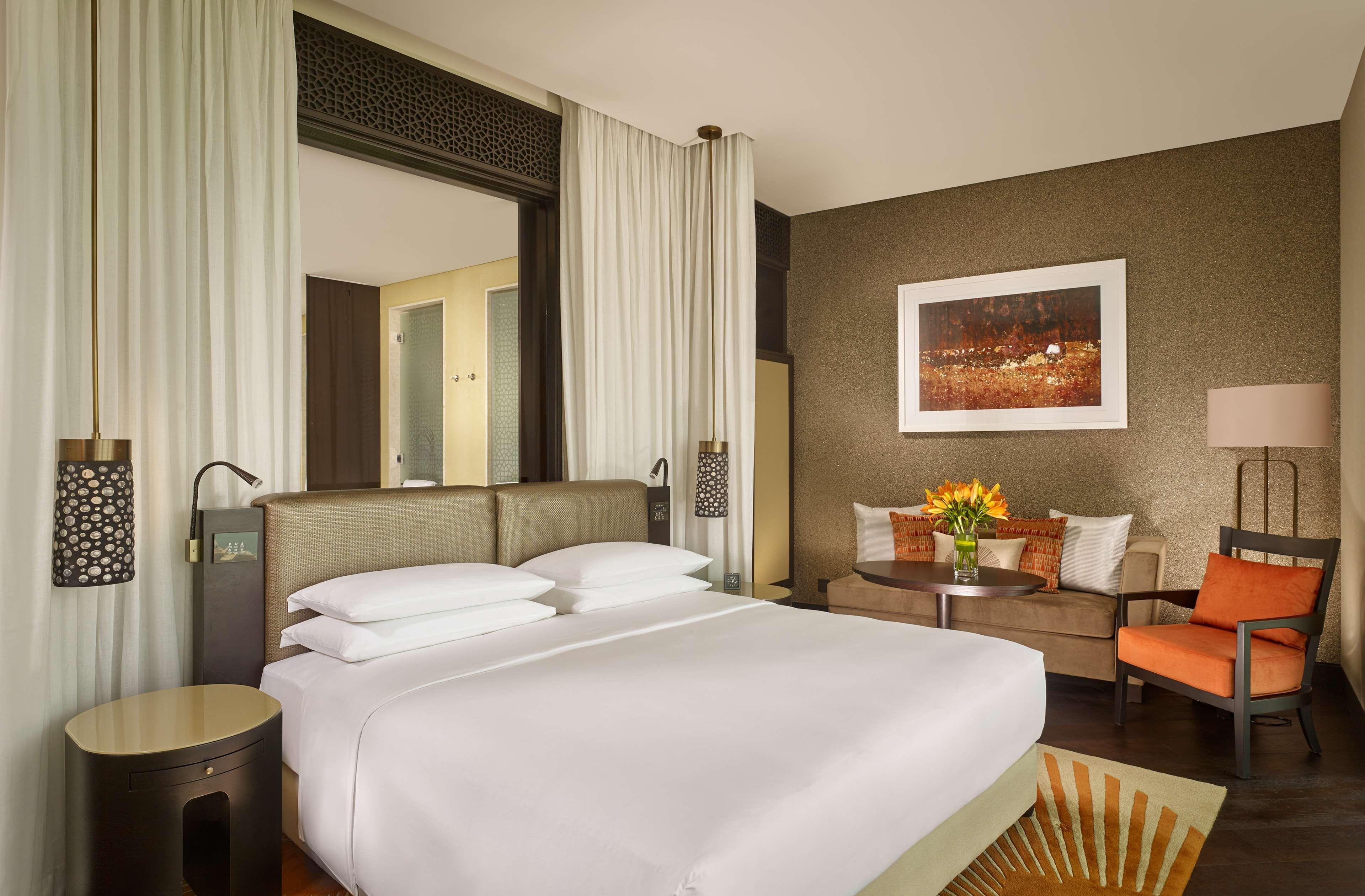 Grand Hyatt Abu Dhabi Hotel & Residences Emirates Pearl Esterno foto A bedroom at the hotel