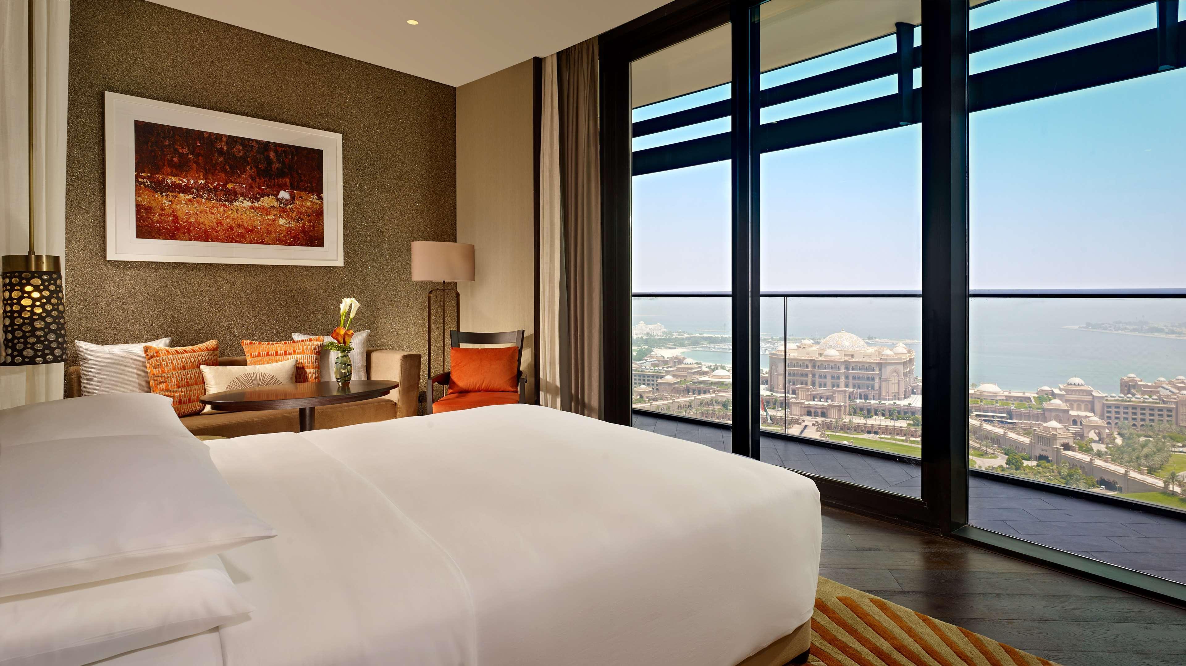 Grand Hyatt Abu Dhabi Hotel & Residences Emirates Pearl Esterno foto A bedroom at the hotel