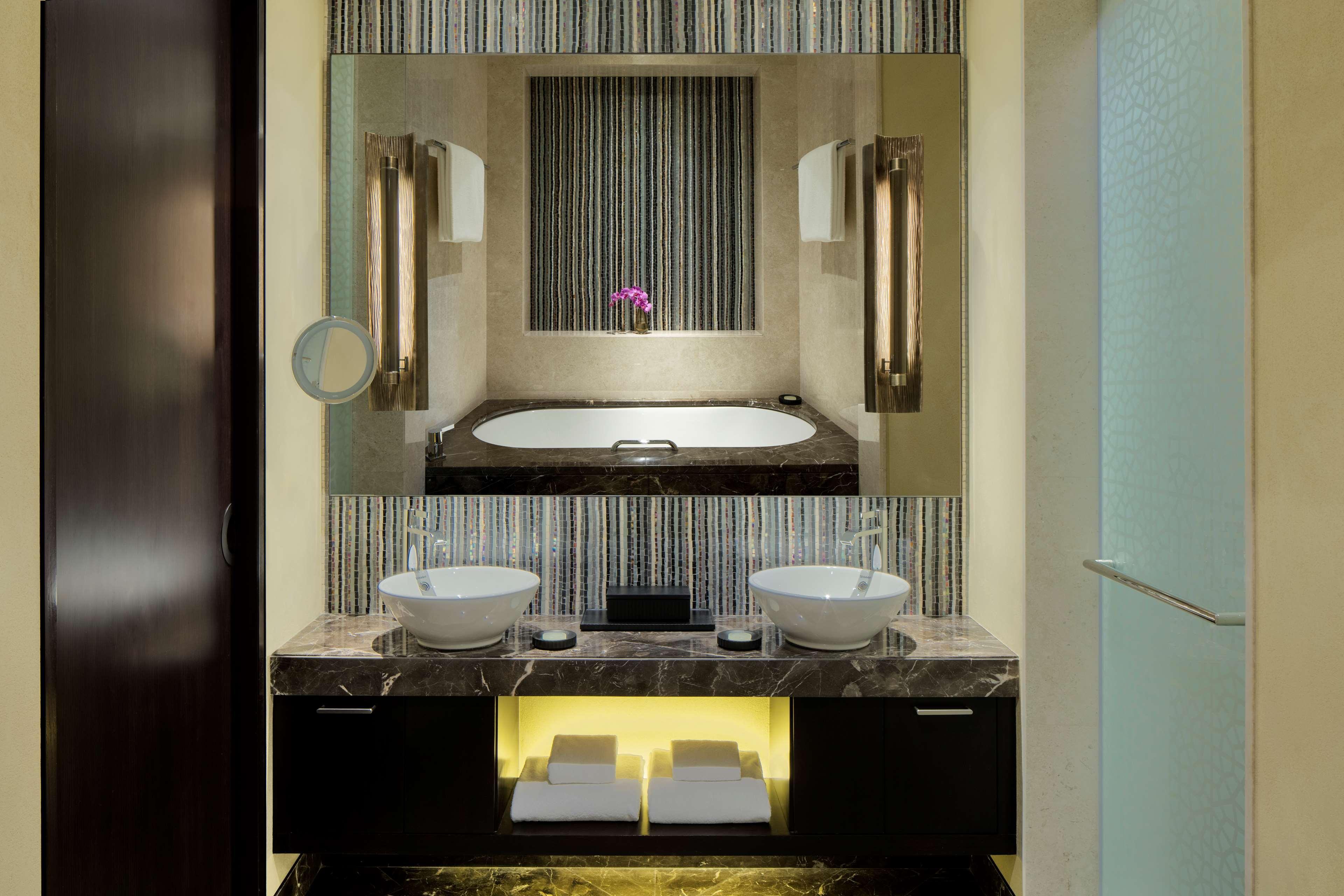 Grand Hyatt Abu Dhabi Hotel & Residences Emirates Pearl Esterno foto Bathroom