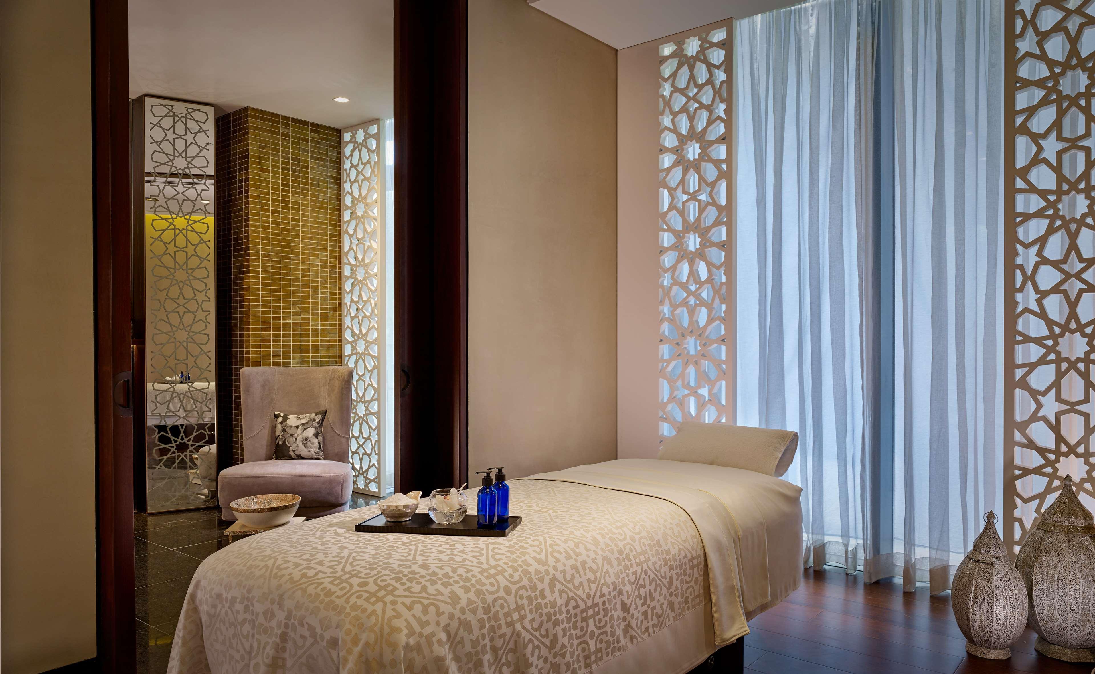 Grand Hyatt Abu Dhabi Hotel & Residences Emirates Pearl Esterno foto A treatment room at the spa