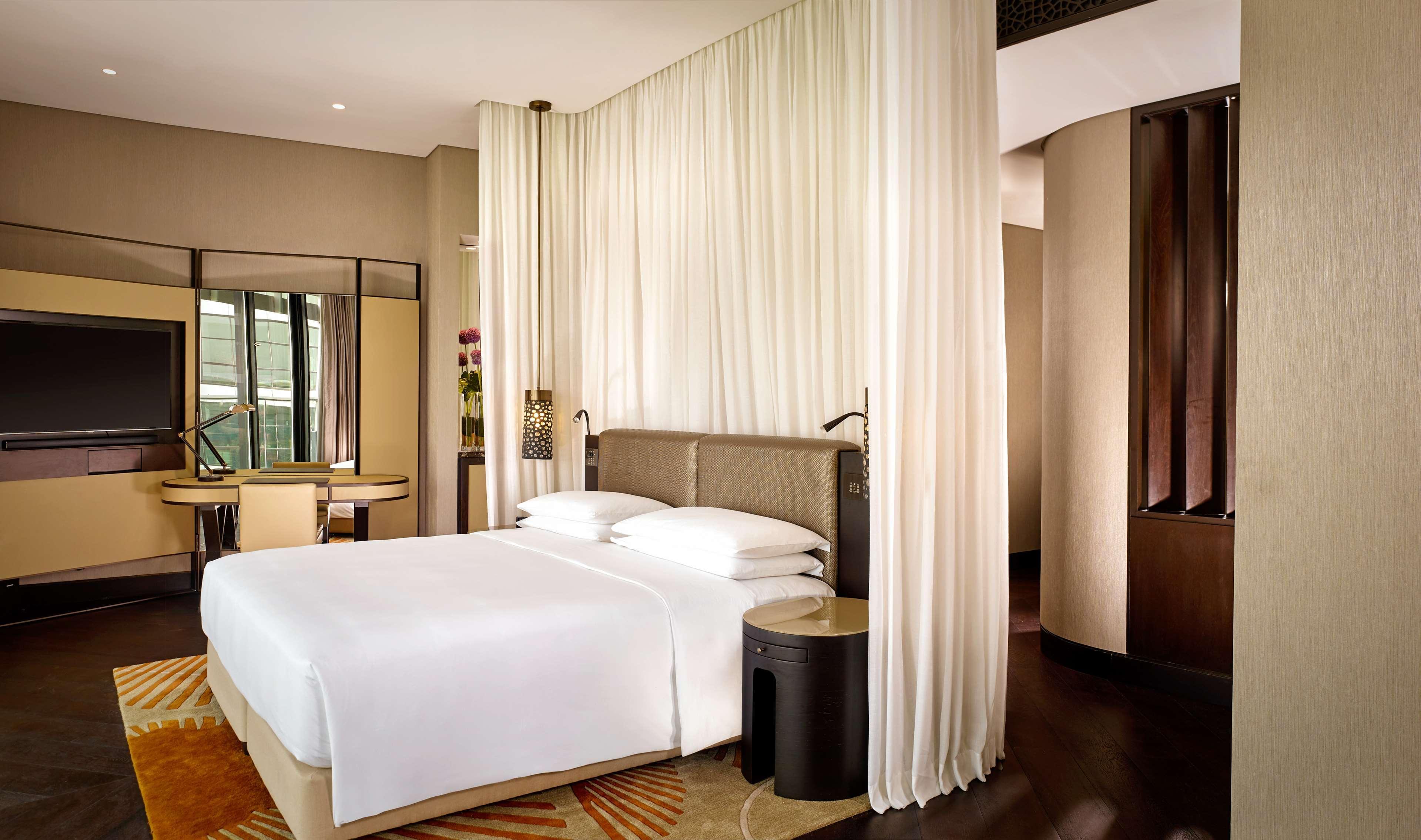 Grand Hyatt Abu Dhabi Hotel & Residences Emirates Pearl Esterno foto A bedroom at the hotel