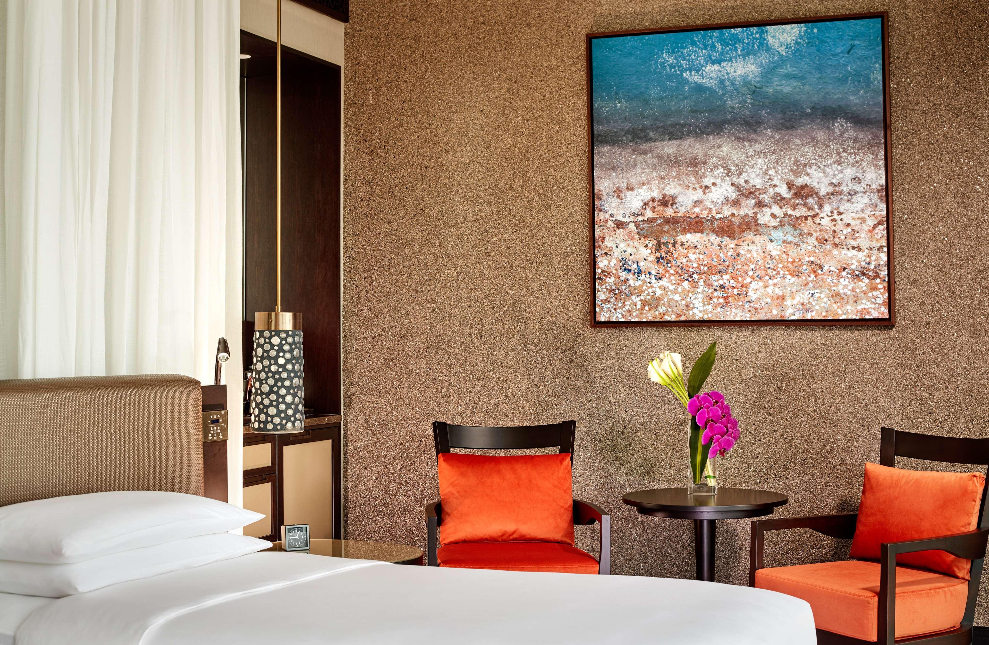 Grand Hyatt Abu Dhabi Hotel & Residences Emirates Pearl Esterno foto A guest room at the hotel