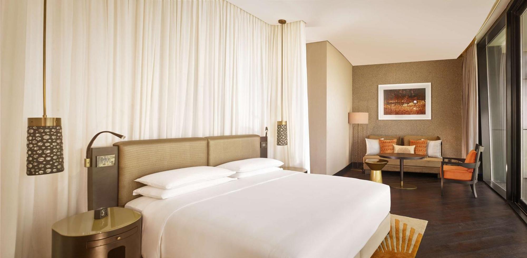 Grand Hyatt Abu Dhabi Hotel & Residences Emirates Pearl Esterno foto A bedroom at the hotel